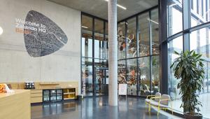 Zalando evolve la propria strategia per coprire una quota maggiore di mercato dell’e-commerce di moda e lifestyle attraverso un ecosistema pan-europeo per i consumatori e i brand partner. Nel 2023, l’EBIT rettificato dell’intero anno a quota 350 milioni.