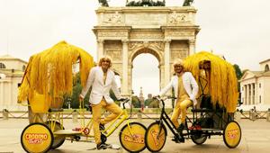 I 'Biondò' di Crodino Twist portano happy hour e colore per le strade della Fashion Week milanese. Con Connexia