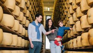 Visite guidate, degustazioni e attività per grandi e piccoli: sabato 5 e domenica 6 ottobre torna “Caseifici aperti”, l’appuntamento autunnale per scoprire la lavorazione del Parmigiano Reggiano