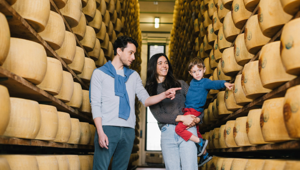 Consorzio Parmigiano Reggiano: Caseifici Aperti 2026 al centro della nuova strategia di marketing territoriale Consorzio Parmigiano Reggiano: Caseifici Aperti 2026 al centro della nuova strategia di marketing territoriale