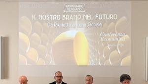 Parmigiano Reggiano: nel 2025 crescono produzione (+2,7%), export (+2,7%) e valore al consumo, mentre frena il mercato domestico (-10%). Presentato il nuovo “Progetto Turismo”