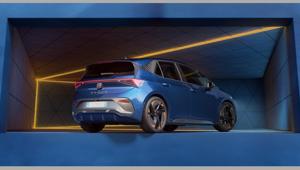 C14 lancia CUPRA Born con mega affissioni 3D