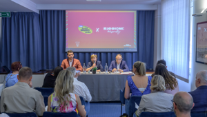 Yoga Radio Bruno Estate 2026 inaugura Riccione Music City: lo show debutta su Italia 1 con il supporto di oltre dieci brand partner per il piano di promozione turistica del Comune