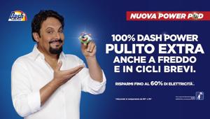 Enrico Brignano nello spot di Wunderman Thompson Italia per le  Dash Power Pods, con nuova formula e packaging eco