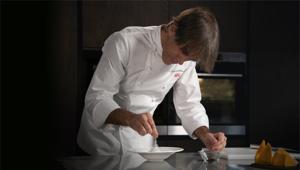 AEG e Davide Oldani presentano il nuovo standard in cucina nella nuova campagna Steampro