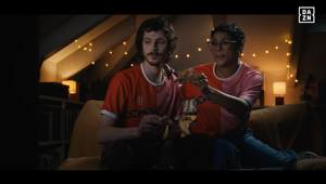DAZN inaugura la campagna integrata “Non Si Smette Mai di Essere Tifosi” e approda a Sanremo. KleinRusso firma la creatività. dentsu X pianifica