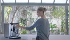 Max Information firma la nuova campagna global per le macchine superautomatiche De' Longhi