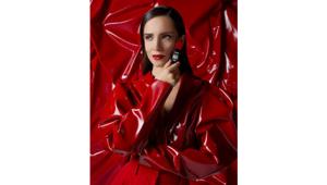 Deborah lancia il Super Vinyl Shake Lipstick con la campagna “Glam up your lips” firmata InTesta