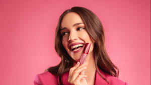 Deborah Milano lancia il rossetto Red Touch Comfort Mat con Intesta
