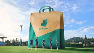 Quando gli azzurri giocano, Deliveroo scende in campo. In occasione degli Europei di calcio 2024 Deliveroo realizza un fake out of home a Coverciano con l’agenzia creativa Ribelli