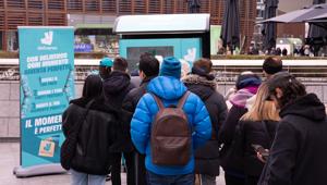 Deliveroo lancia il nuovo posizionamento di brand  “Il momento è perfetto” portando a Milano un distributore di momenti perfetti