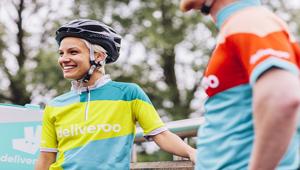 Deliveroo: nuovo logo, nuova visual identity e nuovo abbigliamento per i rider. Firma Design Studio