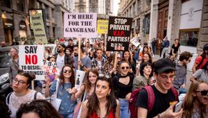 Per il quarto anno il Design Pride, ideato dal brand Seletti, invade il distretto delle 5Vie, in partnership con Esselunga, Tempo, Ied Milano, Heinz e Sammontana. L’evento è organizzato dall’agenzia Paridevitale