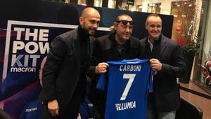 Il Bologna calcio presenta a sorpresa la nuova maglia ‘Third’ 2017-2018 allo store Macron Bfc di Galleria Cavour