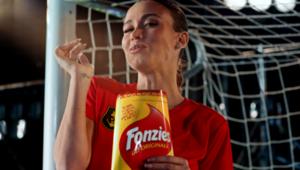 Fonzies torna in TV con un nuovo spot firmato Leo Burnett che vede protagonista Diletta Leotta, testimonial d'eccezione e volto della Kings League Lottomatica.sport Italy. Pianificazione media a cura di Starcom
