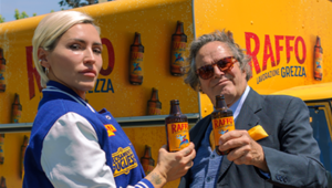 Raffo porta lo spirito “Decisamente Pugliese” nel cuore di Milano con Serena Brancale a bordo dell’apecar Raffo Lavorazione Grezza