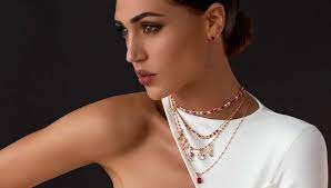 Rosato gioielli lancia "Shades of pink": la nuova campagna DOOH con protagonista Cecilia Rodriguez e pianificata da Tend con Urban Vision