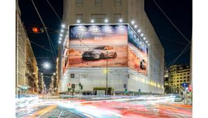DS Automobiles : una maxi-affissione di nuvole rosa a Milano per promuovere la DS 4. Al via una campagna tv