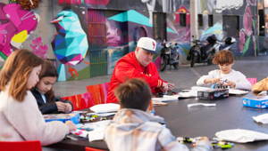 Jake La Furia e LEGO Italia accendono i motori al Barrio’s: al via l'attivazione "Click, click, vroom" per la nuova linea veicoli