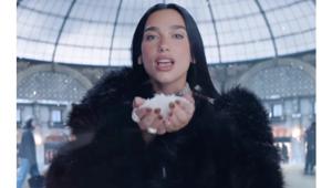 Dua Lipa nello spot pubblicitario delle Olimpiadi Invernali Milano - Cortina 2025 per il pubblico americano