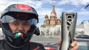 Ducati Globetrotter 90°, a Mosca il primo scambio della fiaccola celebrativa. Il viaggio continua verso Vladivostok