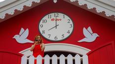 E.ON “Ore per te”: Milano, un cucù rosso diventa il palcoscenico dell’evento che celebra la nuova campagna E.ON ‘È l’ora per te’ firmata BBDO Italy