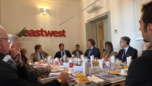 All'eastwest coffee Alessandro Onorato illustra difficoltà e potenzialità del turismo a Roma. L’obiettivo è chiaro: attrarre investimenti, promuovere eventi internazionali e sviluppare infrastrutture moderne e sostenibili