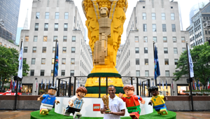 Il Gruppo LEGO e FIFA svelano a Rockefeller Plaza una gigantesca riproduzione del Trofeo Coppa del Mondo per l'inaugurazione della Fan Zone