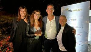 Con la campagna “Gentile – La candeggina coi colorati” creata da DLVBBDO, Carat e Mercurio Cinematografica, ACE vince il bronzo agli Effie Awards Italy
