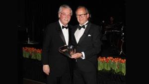 Ehma conferisce il Premio alla Carriera ad Hans Wiedemann del Badrutt’s Palace di St. Moritz