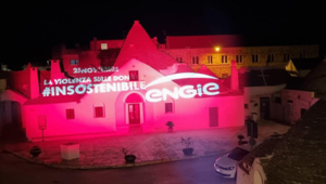 La violenza sulle donne è #Insostenibile. ENGIE illumina di rosso i luoghi simbolo di 10 Comuni in Italiani