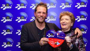 Baci Perugina lancia la sua limited edition con i cartigli di Enrico Nigiotti e Mara Maionchi. A supporto campagna firmata Armando Testa e una web series