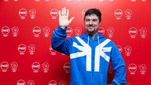 Coca-Cola promuove i valori di inclusione e solidarietà raccontando storie di persone e comunità che li incarnano ogni giorno. Tra i protagonisti, Banco Alimentare, Croce Rossa Italiana e Junior Achievement