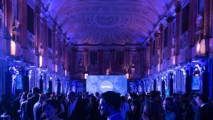 Adverteam vince gara e tinge Palazzo Reale di blu Nivea