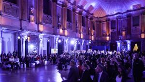 Adverteam vince gara e tinge Palazzo Reale di blu Nivea