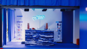 Clara inaugura a Sanremo la “Farmacia dell’amore”, il pop up dedicato all'amore per se stessi. Deliveroo e Derby Blue i partner
