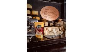 Ferrari Formaggi ringrazia i suoi collaboratori affidando il messaggio alla campagna attualmente on air “Il Mixologo”, creata da Leo Burnett