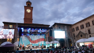 Reggio Emilia accoglie la sesta edizione del Festival di Emergency: tre giorni di talk, mostre e spettacoli dedicati a pace e diritti