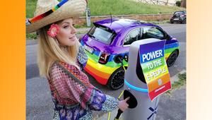 Il “Power To The E-People“ viaggia per Milano a bordo di una Fiat 500