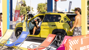 FIAT accende l’estate italiana al "Beach Like a Deejay”, l’evento itinerante di Radio Deejay che trasforma le spiagge d’Italia in una festa a cielo aperto