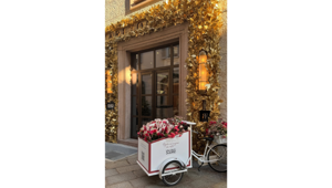 Vincenzo Dascanio sboccia in Via della Spiga: Keyformat firma la strategia "Flower Bike" per il nuovo store Vincenzo Dascanio sboccia in Via della Spiga: Keyformat firma la strategia "Flower Bike" per il nuovo store