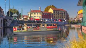 Uno chalet di montagna dei Formaggi dalla Svizzera è pronto a navigare sulle acque dei Navigli di Milano. L'iniziativa è progettata e curata da Aadv