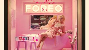 Foreo sorprende i passanti con una vetrina dinamica, realizzata in collaborazione con Esther Burton, e celebra la gioia del prendersi cura di se stessi nella cornice della Rinascente Roma Tritone