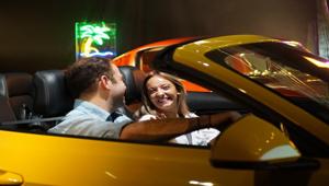 La ‘Tinderata’ che non ti aspetti? A bordo di una Ford Mustang per il primo esperimento di social dating dell'Ovale Blu