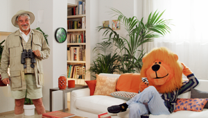 Pino Insegno insieme al leone di ING per la campagna ‘Vita da Leo’ di We Are Social