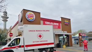 Burger King riapre 40 ristoranti: al via il delivery e pasti donati ai più bisognosi