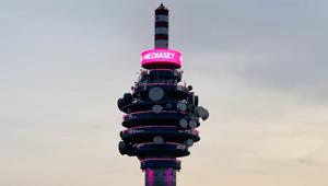 Nel mese della prevenzione contro il tumore al seno Mediaset colora di rosa la torre di Cologno Monzese