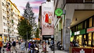 Douglas lancia la campagna "IYKYK" con tre murales eco-sostenibili a Milano realizzati dall'artista Giulio Rosk