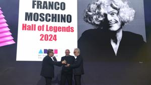 ADCI Awards 2024: a Franco Moschino la Hall of Legends. Mastromatteo: "Non cercava il consenso. Sapeva che l'ansia di piacere a tutti è nemica della creatività. In comunicazione ha lasciato un segno indelebile con campagne diventate icone di rottura"
