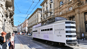 Sephora e Tarte portano il nuovo CC Tinted Serum sulle rotaie di Milano con un tram personalizzato da IGPDecaux